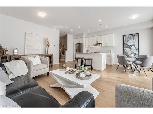 31 Bromley Drive, St. Catharines, ON - Indoor Photo Showing Living Room