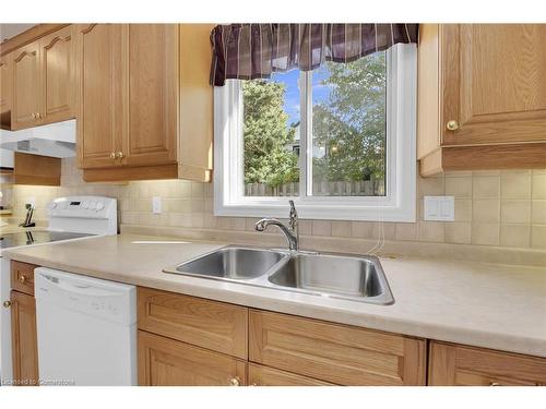 15 Forfar Street W, Caledonia, ON - Indoor Photo Showing Kitchen With Double Sink