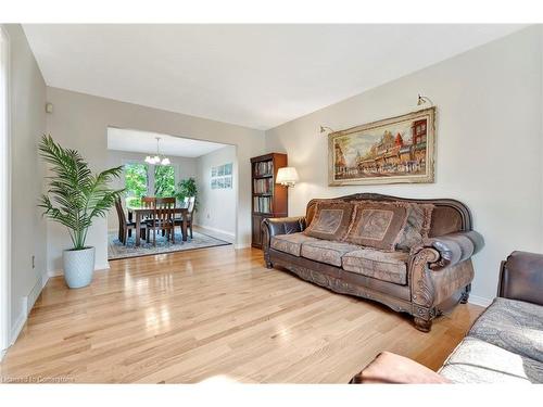 210 Bluebell Crescent, Ancaster, ON - Indoor Photo Showing Living Room