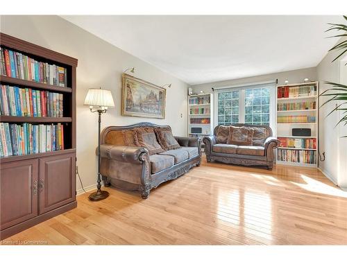 210 Bluebell Crescent, Ancaster, ON - Indoor Photo Showing Living Room