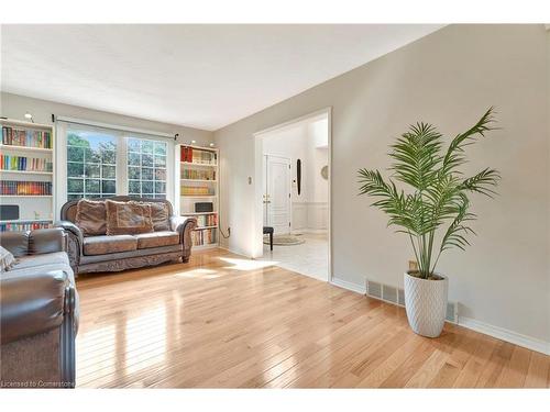 210 Bluebell Crescent, Ancaster, ON - Indoor Photo Showing Living Room