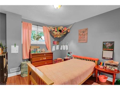 137 Winding Wood Crescent, Kitchener, ON - Indoor Photo Showing Bedroom