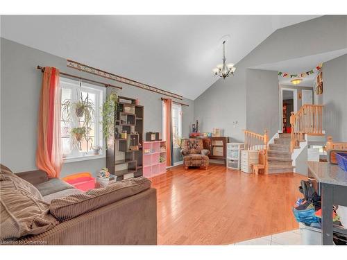 137 Winding Wood Crescent, Kitchener, ON - Indoor Photo Showing Living Room