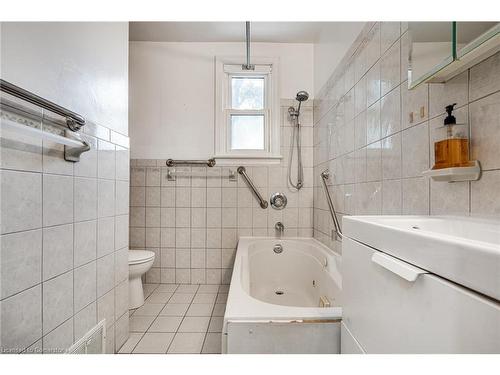 170 Lake Avenue N, Hamilton, ON - Indoor Photo Showing Bathroom