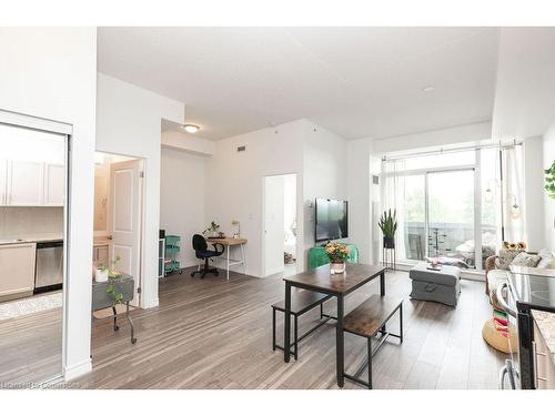 417-1284 Guelph Line, Burlington, ON - Indoor Photo Showing Living Room