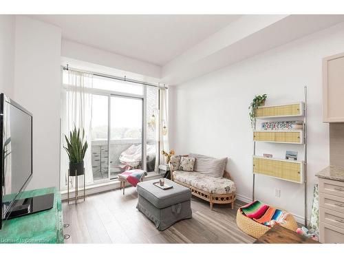 417-1284 Guelph Line, Burlington, ON - Indoor Photo Showing Living Room