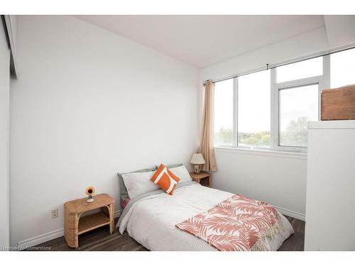 417-1284 Guelph Line, Burlington, ON - Indoor Photo Showing Bedroom