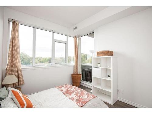 417-1284 Guelph Line, Burlington, ON - Indoor Photo Showing Bedroom