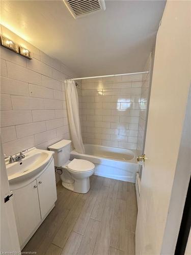 101-464 Upper Kenilworth Avenue, Hamilton, ON - Indoor Photo Showing Bathroom