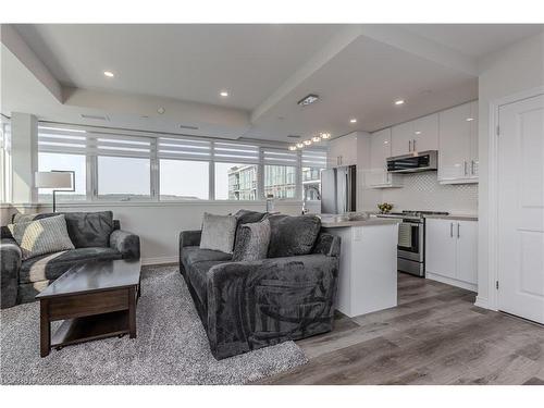 710-2750 King Street E, Hamilton, ON - Indoor Photo Showing Living Room