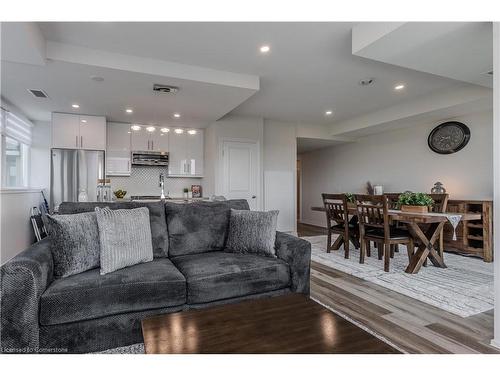 710-2750 King Street E, Hamilton, ON - Indoor Photo Showing Living Room