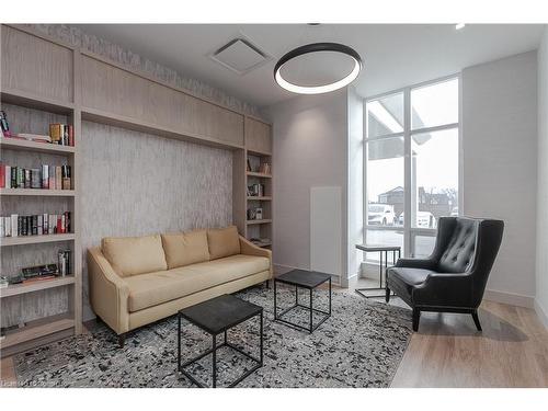 710-2750 King Street E, Hamilton, ON - Indoor Photo Showing Living Room