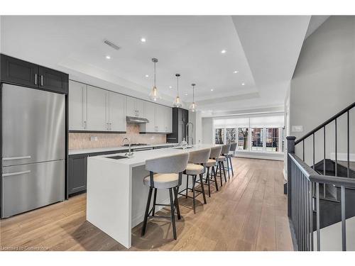 4-509 Elizabeth Street, Burlington, ON - Indoor Photo Showing Kitchen With Upgraded Kitchen