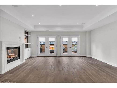 4-509 Elizabeth Street, Burlington, ON - Indoor Photo Showing Living Room With Fireplace