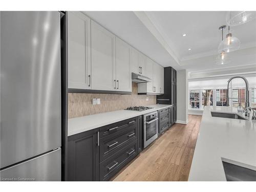 4-509 Elizabeth Street, Burlington, ON - Indoor Photo Showing Kitchen With Upgraded Kitchen