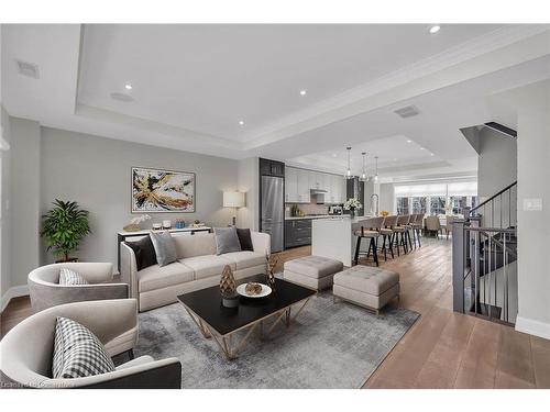 4-509 Elizabeth Street, Burlington, ON - Indoor Photo Showing Living Room