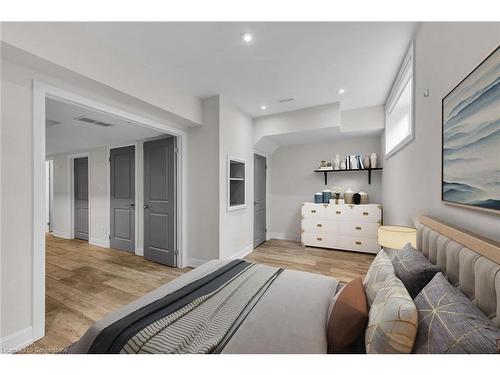 4-509 Elizabeth Street, Burlington, ON - Indoor Photo Showing Bedroom