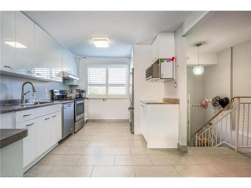 10-202 Lavina Crescent, Hamilton, ON - Indoor Photo Showing Kitchen