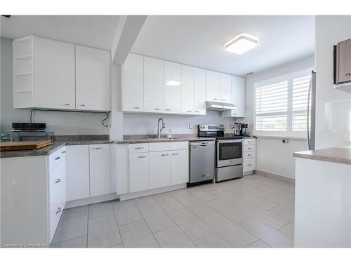 10-202 Lavina Crescent, Hamilton, ON - Indoor Photo Showing Kitchen