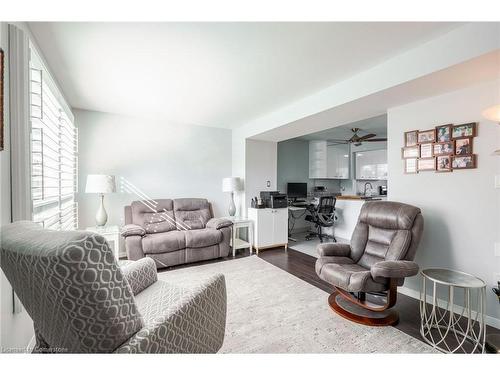 10-202 Lavina Crescent, Hamilton, ON - Indoor Photo Showing Living Room