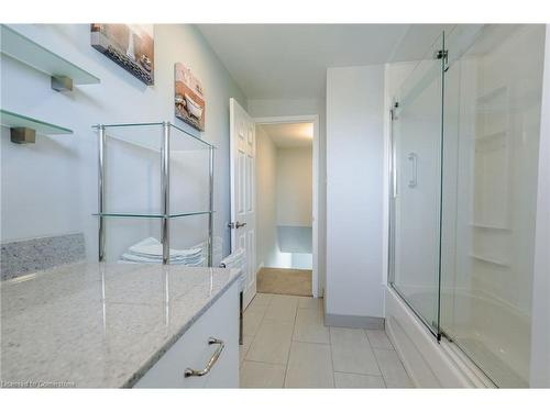 10-202 Lavina Crescent, Hamilton, ON - Indoor Photo Showing Bathroom