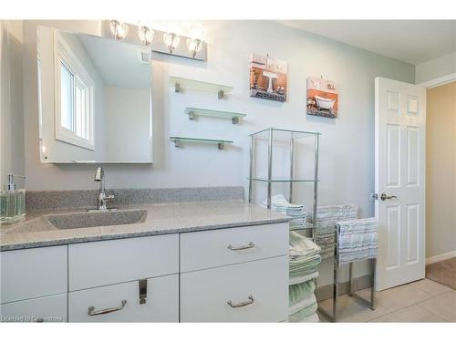 10-202 Lavina Crescent, Hamilton, ON - Indoor Photo Showing Bathroom