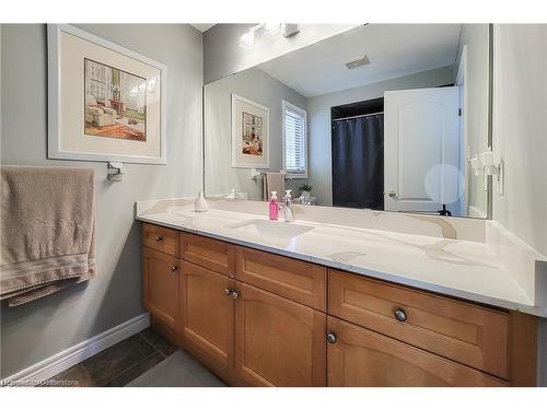 56 Bosworth Street, Hamilton, ON - Indoor Photo Showing Bathroom