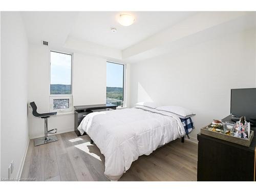 1401-385 Winston Road, Grimsby, ON - Indoor Photo Showing Bedroom