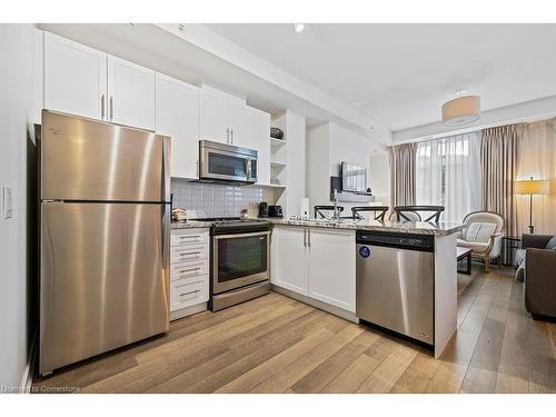 209-40 Horseshoe Boulevard, Barrie, ON - Indoor Photo Showing Kitchen With Stainless Steel Kitchen