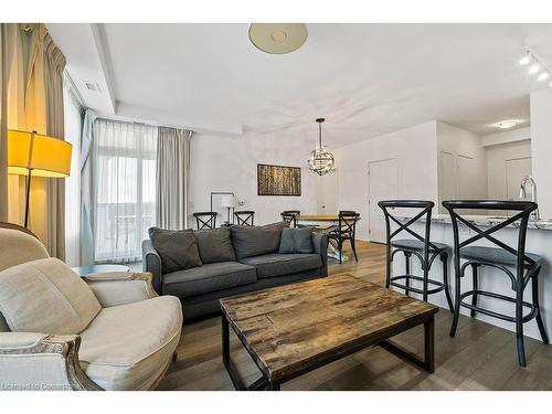 209-40 Horseshoe Boulevard, Barrie, ON - Indoor Photo Showing Living Room