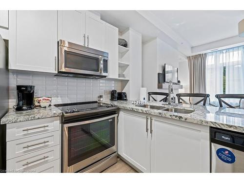 209-40 Horseshoe Boulevard, Barrie, ON - Indoor Photo Showing Kitchen With Stainless Steel Kitchen With Double Sink With Upgraded Kitchen