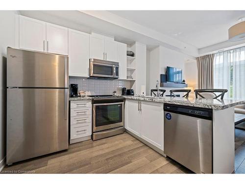 209-40 Horseshoe Boulevard, Barrie, ON - Indoor Photo Showing Kitchen With Stainless Steel Kitchen