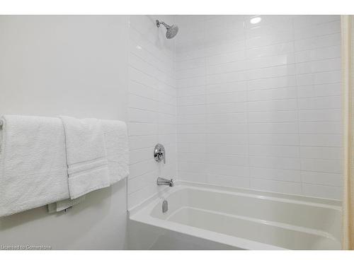 209-40 Horseshoe Boulevard, Barrie, ON - Indoor Photo Showing Bathroom