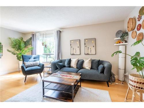 3-657 Francis Road, Burlington, ON - Indoor Photo Showing Living Room