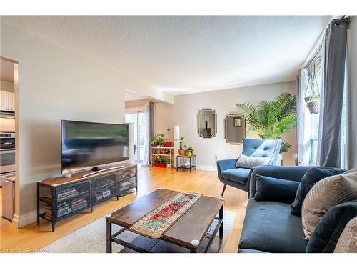 3-657 Francis Road, Burlington, ON - Indoor Photo Showing Living Room