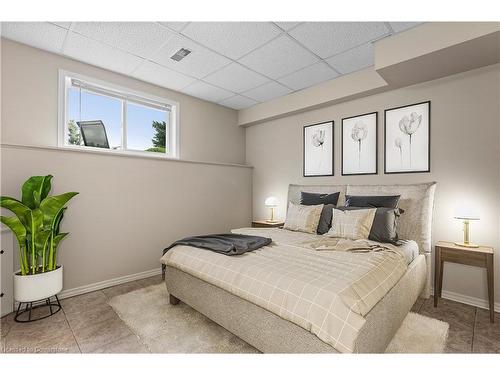 76 Braemar Avenue, Caledonia, ON - Indoor Photo Showing Bedroom