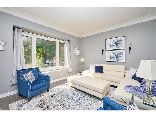 64 Millbridge Crescent, Fonthill, ON - Indoor Photo Showing Living Room