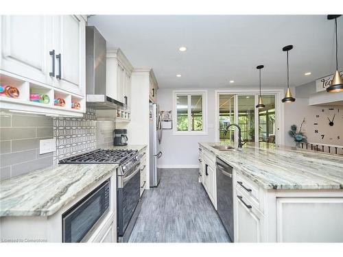 64 Millbridge Crescent, Fonthill, ON - Indoor Photo Showing Kitchen With Upgraded Kitchen