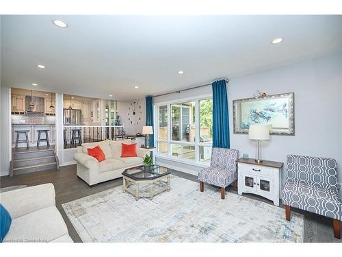 64 Millbridge Crescent, Fonthill, ON - Indoor Photo Showing Living Room