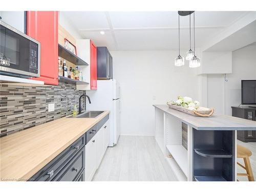 64 Millbridge Crescent, Fonthill, ON - Indoor Photo Showing Kitchen With Upgraded Kitchen