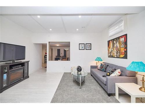 64 Millbridge Crescent, Fonthill, ON - Indoor Photo Showing Living Room