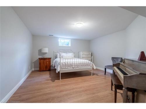 1068 Wyatt Road, Hamilton, ON - Indoor Photo Showing Bedroom