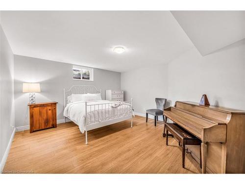 1068 Wyatt Road, Hamilton, ON - Indoor Photo Showing Bedroom