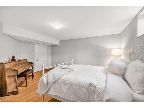 1068 Wyatt Road, Hamilton, ON - Indoor Photo Showing Bedroom