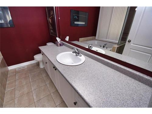 11 Sidare Court, Grimsby, ON - Indoor Photo Showing Bathroom