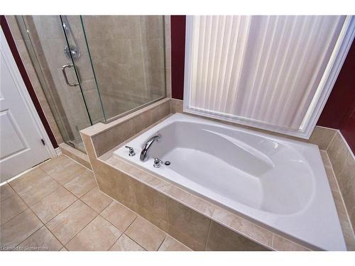 11 Sidare Court, Grimsby, ON - Indoor Photo Showing Bathroom