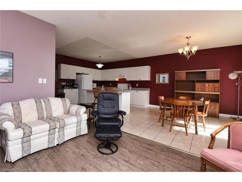 11 Sidare Court, Grimsby, ON - Indoor Photo Showing Living Room