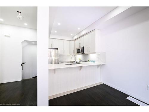 70-30 Times Square Boulevard, Hamilton, ON - Indoor Photo Showing Kitchen