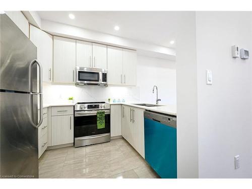 70-30 Times Square Boulevard, Hamilton, ON - Indoor Photo Showing Kitchen