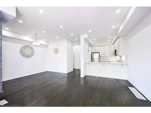 70-30 Times Square Boulevard, Hamilton, ON - Indoor Photo Showing Kitchen